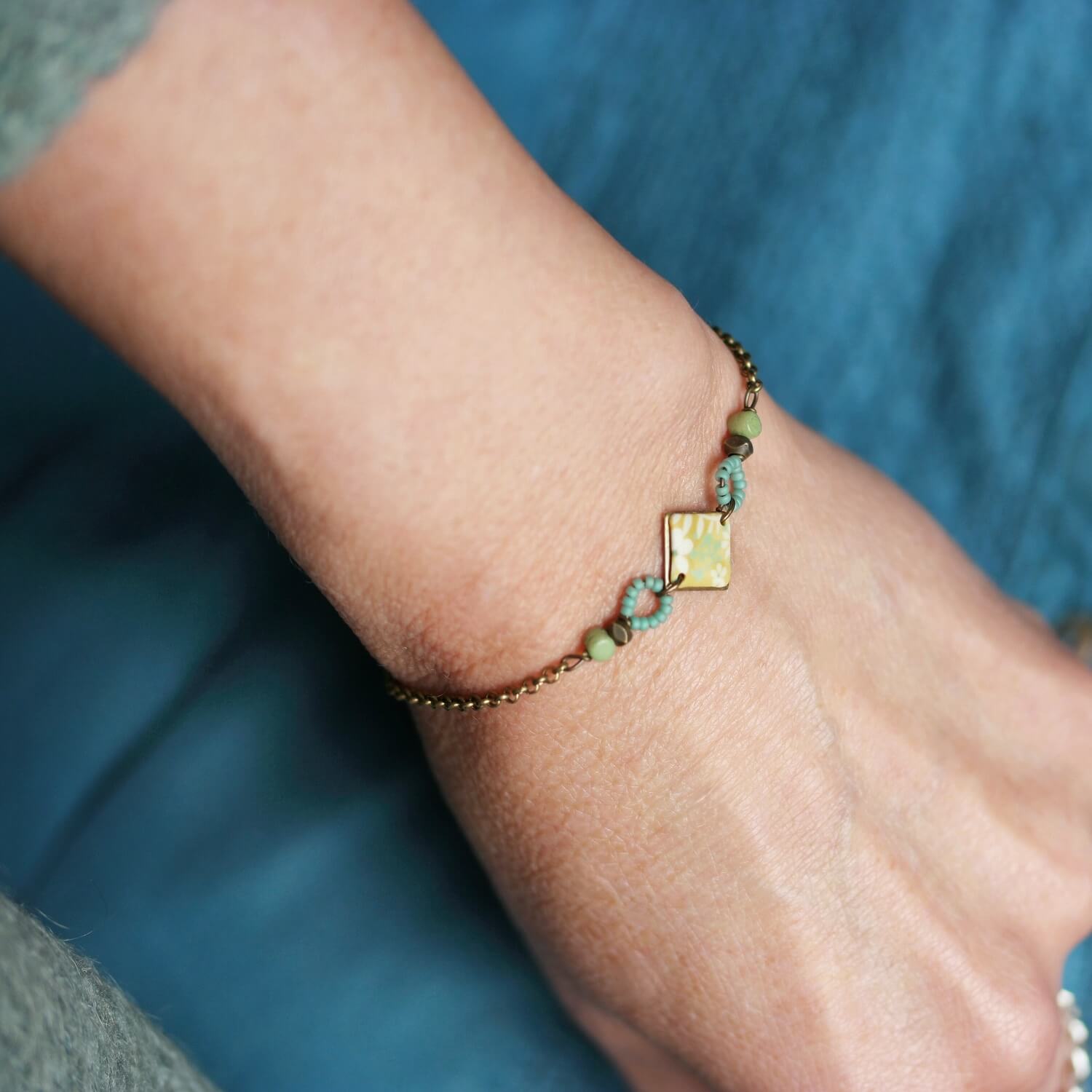 11prunes-fibigie-bracelet-carr-floral-jaune-perles-bleues image 2
