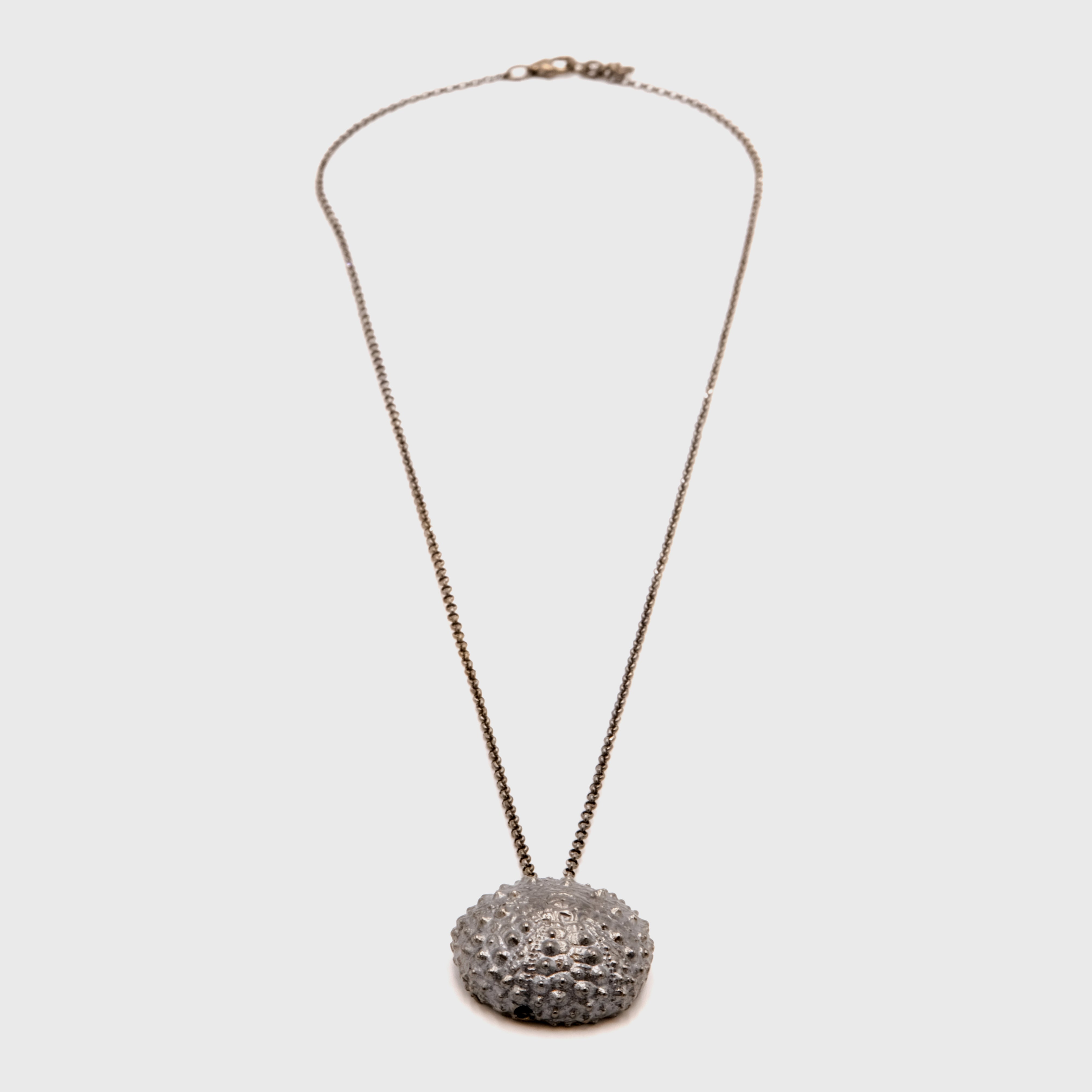 agapi-seastories-big-urchin-collier-oursin-rhodium-noir-45-cm image 3