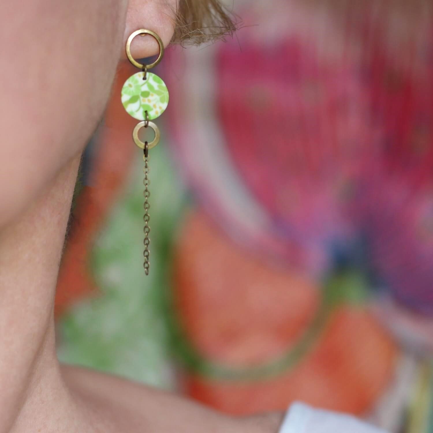 11prunes-doradille-boucles-pendantes-laiton-motif-floral-vert-lime image 2