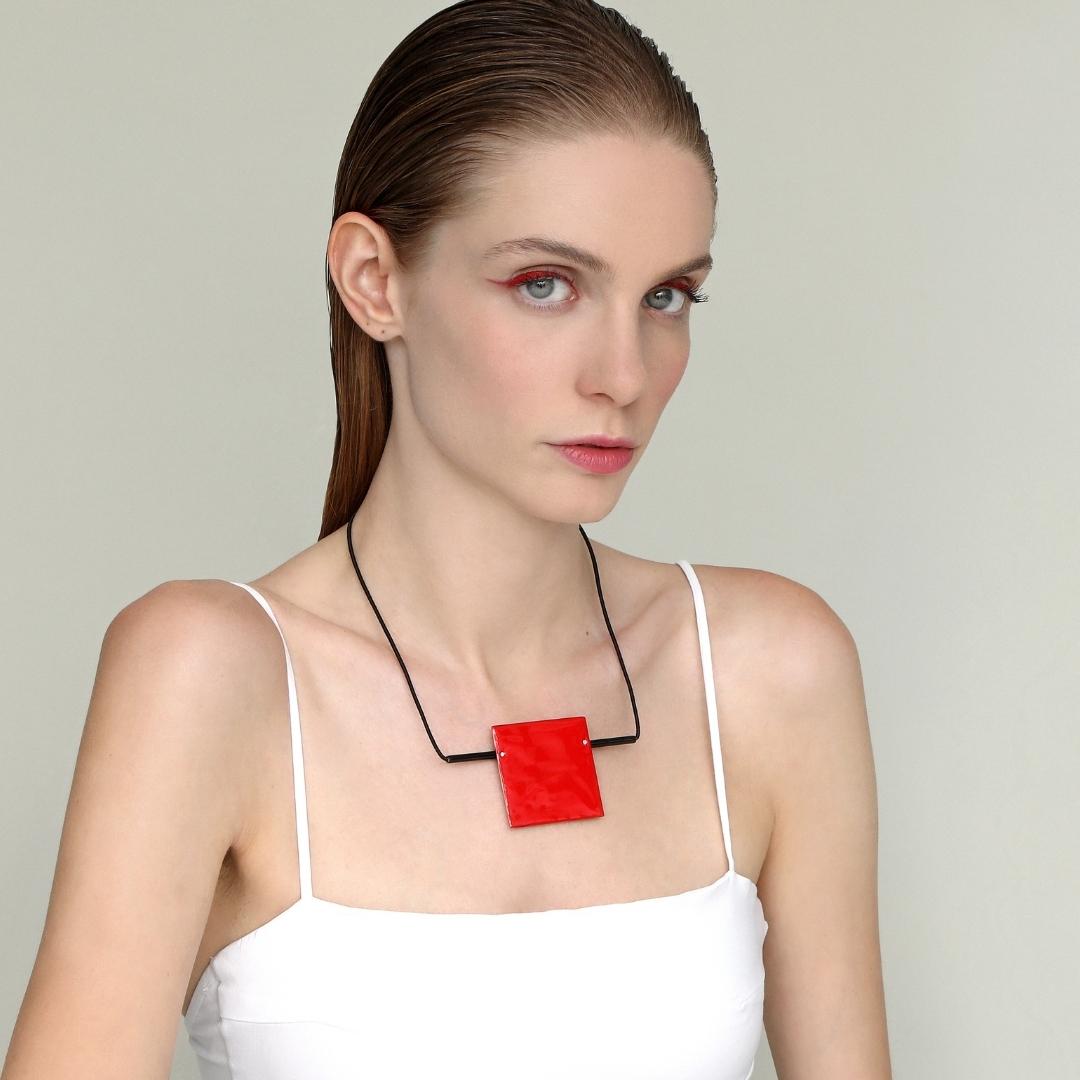 agapi-bau-jewels-bau-square-collier-carr-rouge image 2