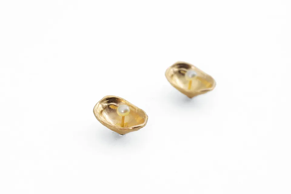 agapi-seastories-puces-d-oreilles-patelle-perle-dor-argent-925 image 1