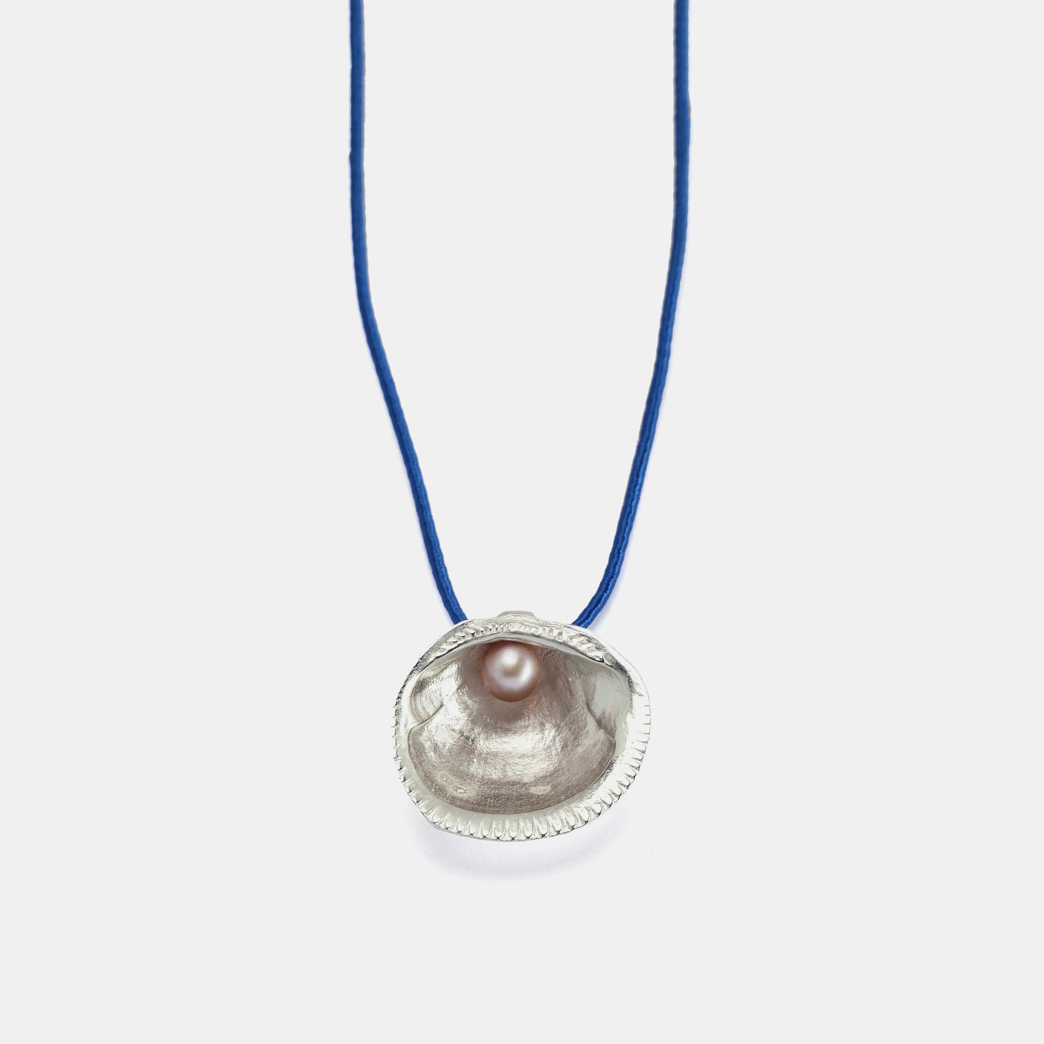 agapi-seastories-king-clam-collier-perle-cordon-argent image 1