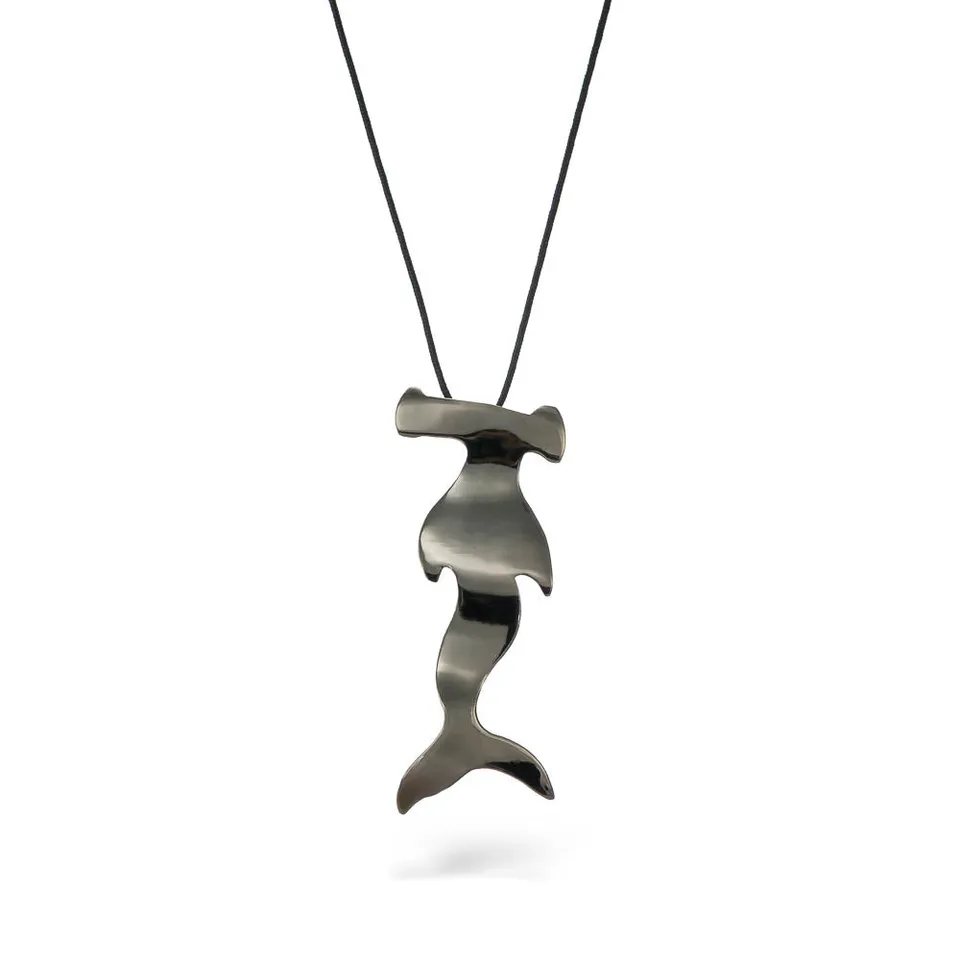 agapi-the-fish-hammered-shark-collier-cordon-rhodium-noir-requin image 1