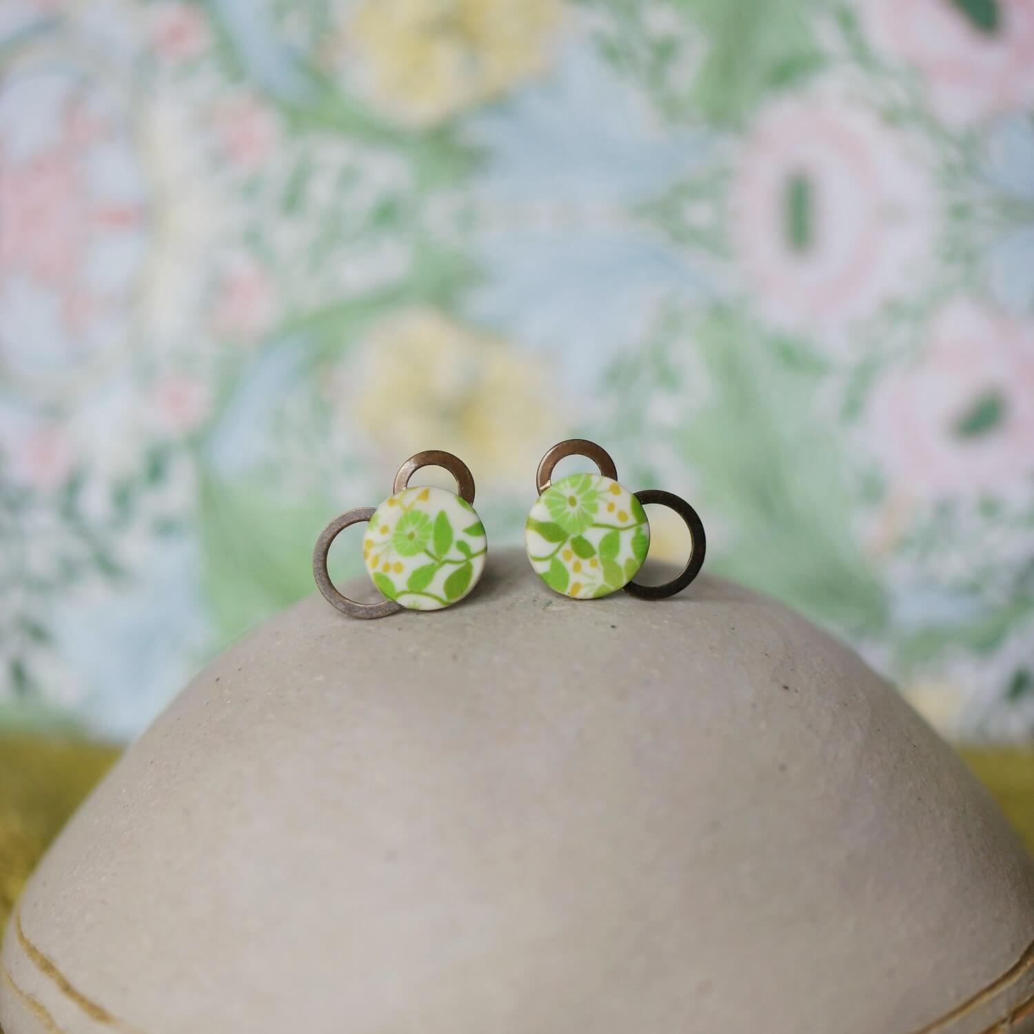 11prunes-doradille-clous-oreilles-laiton-motif-floral-vert-lime image 4