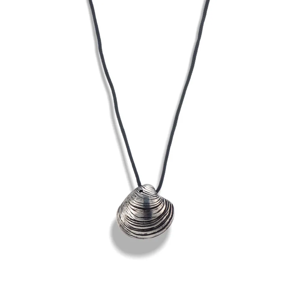 agapi-seastories-master-clam-collier-cordon-argent-noir image 1