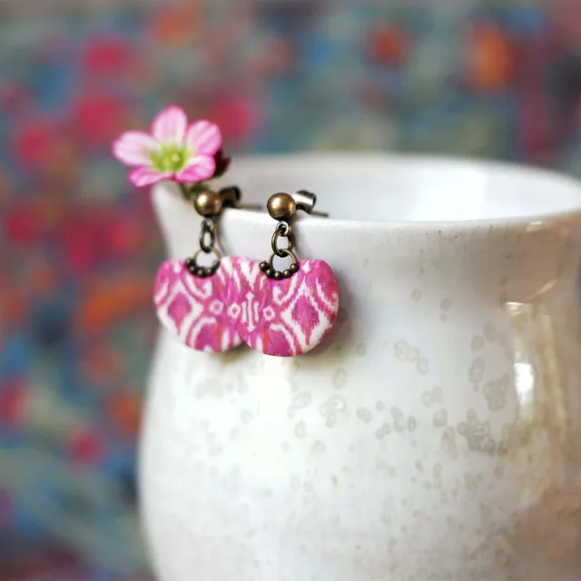 11prunes-nilufar-petites-boucles-d-oreilles-ikat-magenta image 1