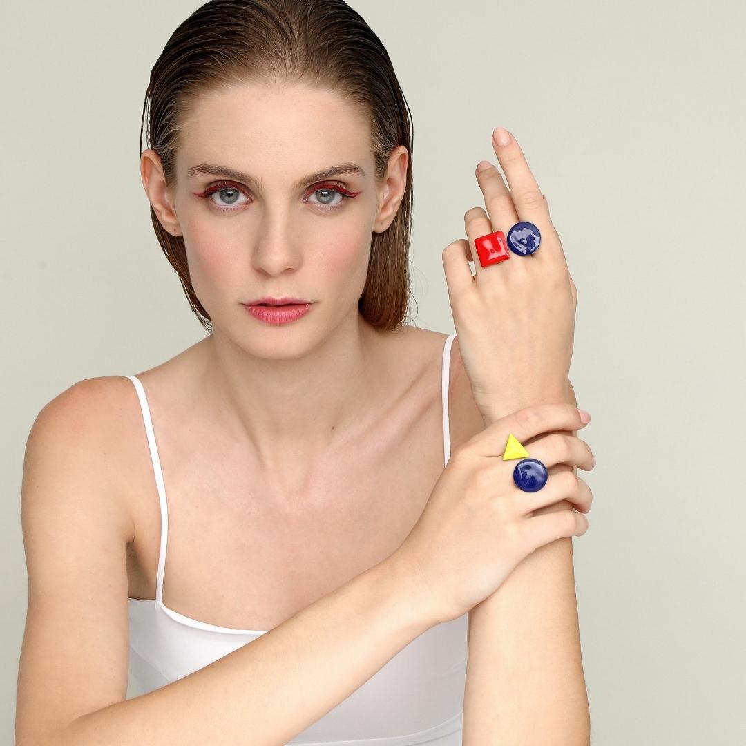 agapi-bau-jewels-cercle-triangle-bague-jaune-bleu image 5