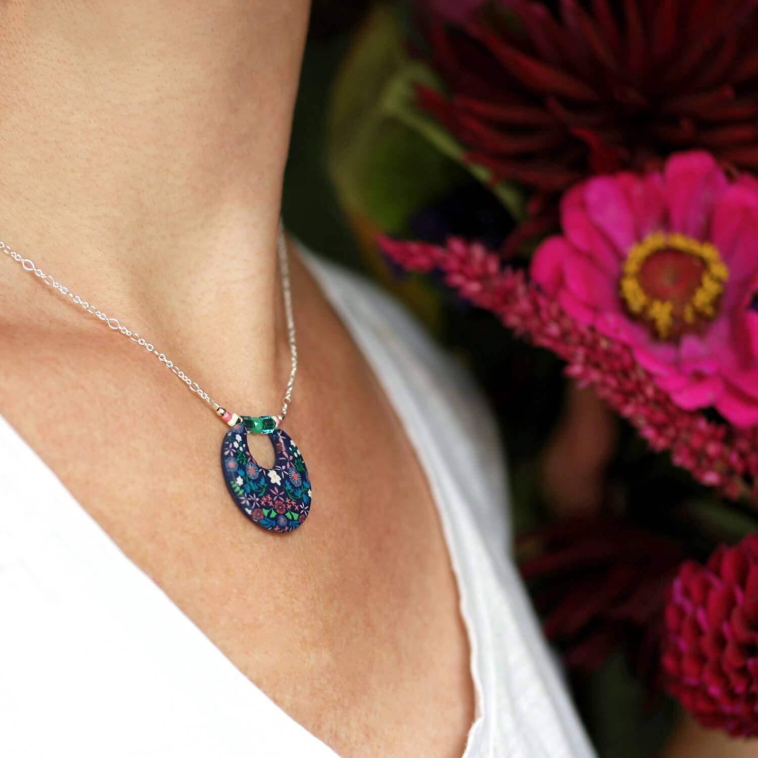 11prunes-nolana-collier-pendentif-rond-floral-bleu-cha-ne-argent image 3