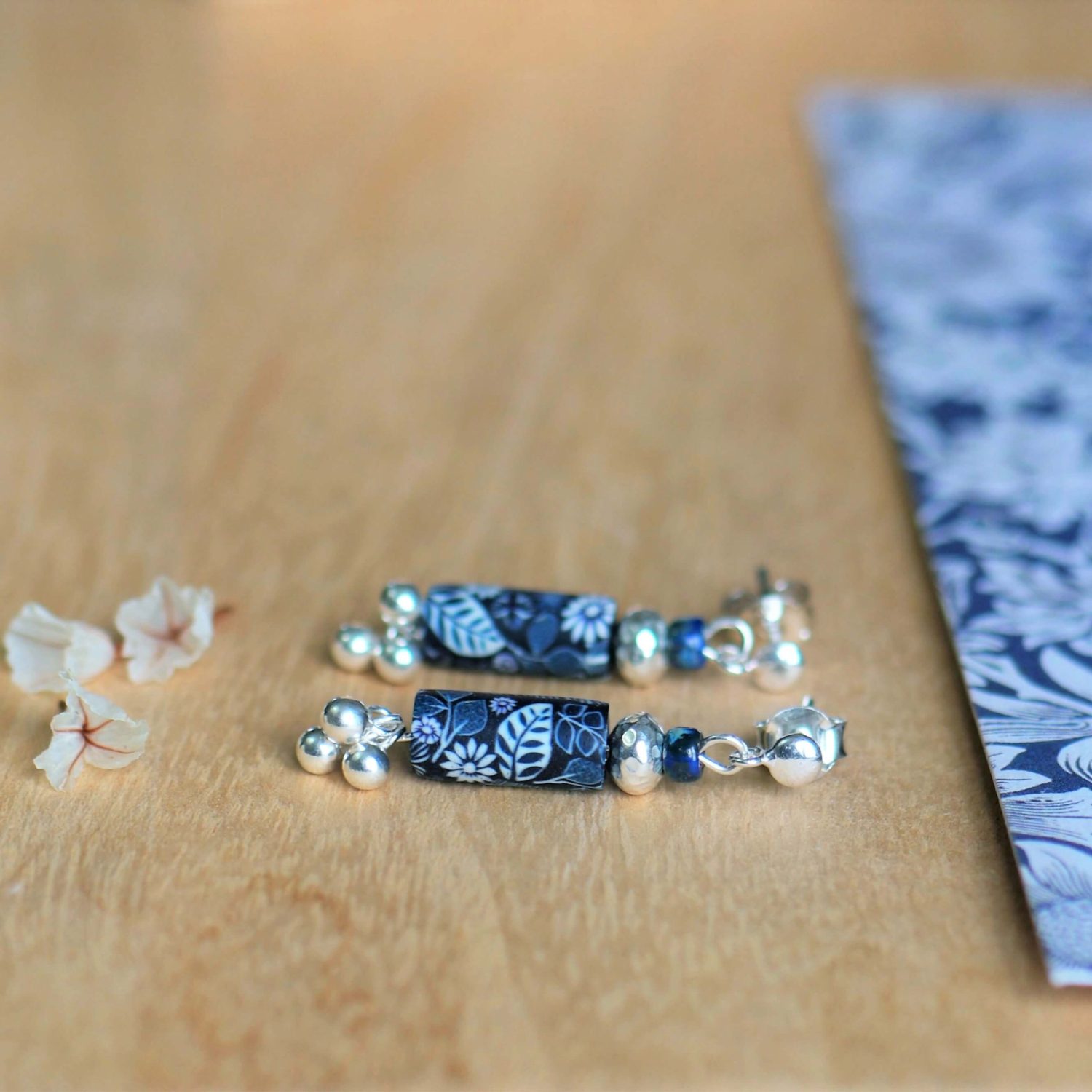 11prunes-hell-bore-boucles-d-oreilles-pendantes-bleu-blanc image 3