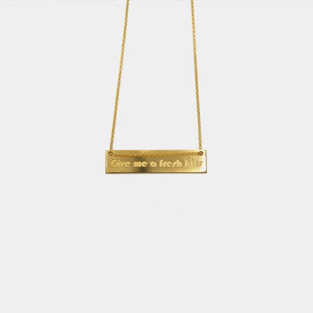 agapi-ids-fresh-kiss-collier-plaquette-dor image 1
