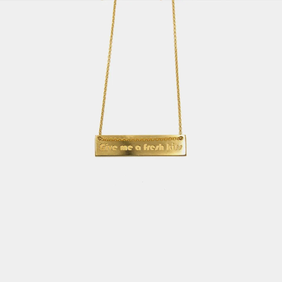 agapi-ids-fresh-kiss-collier-plaquette-dor image 1