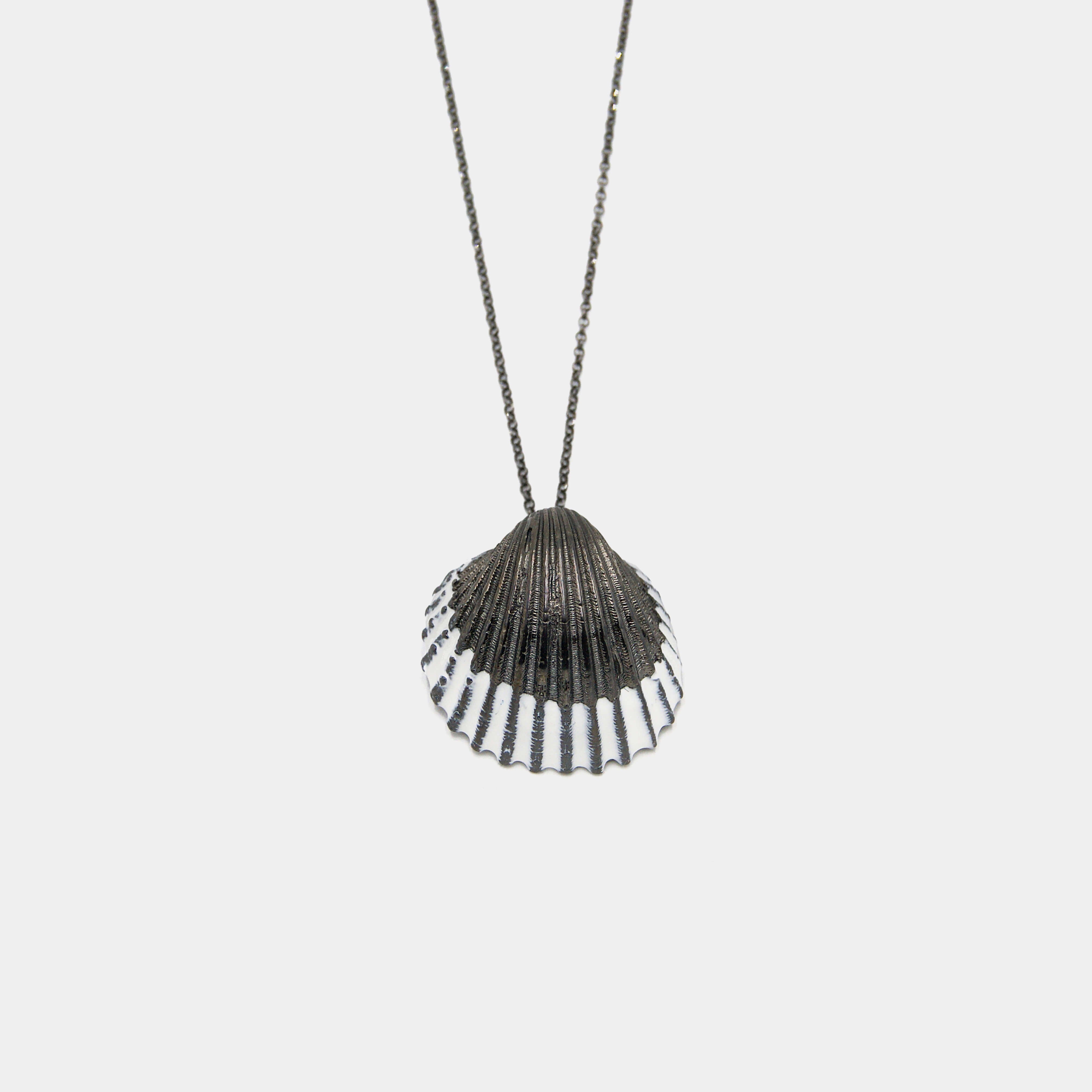 agapi-seastories-king-oyster-collier-rhodium-noir-mail-blanc image 1