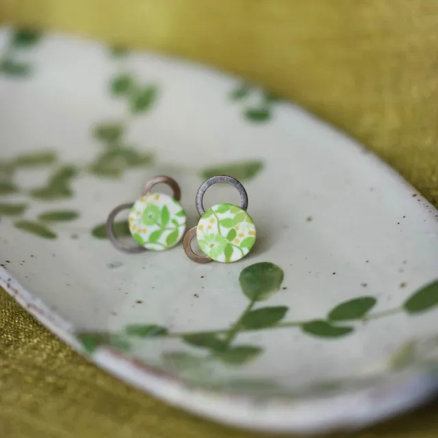 11prunes-doradille-clous-oreilles-laiton-motif-floral-vert-lime image 1