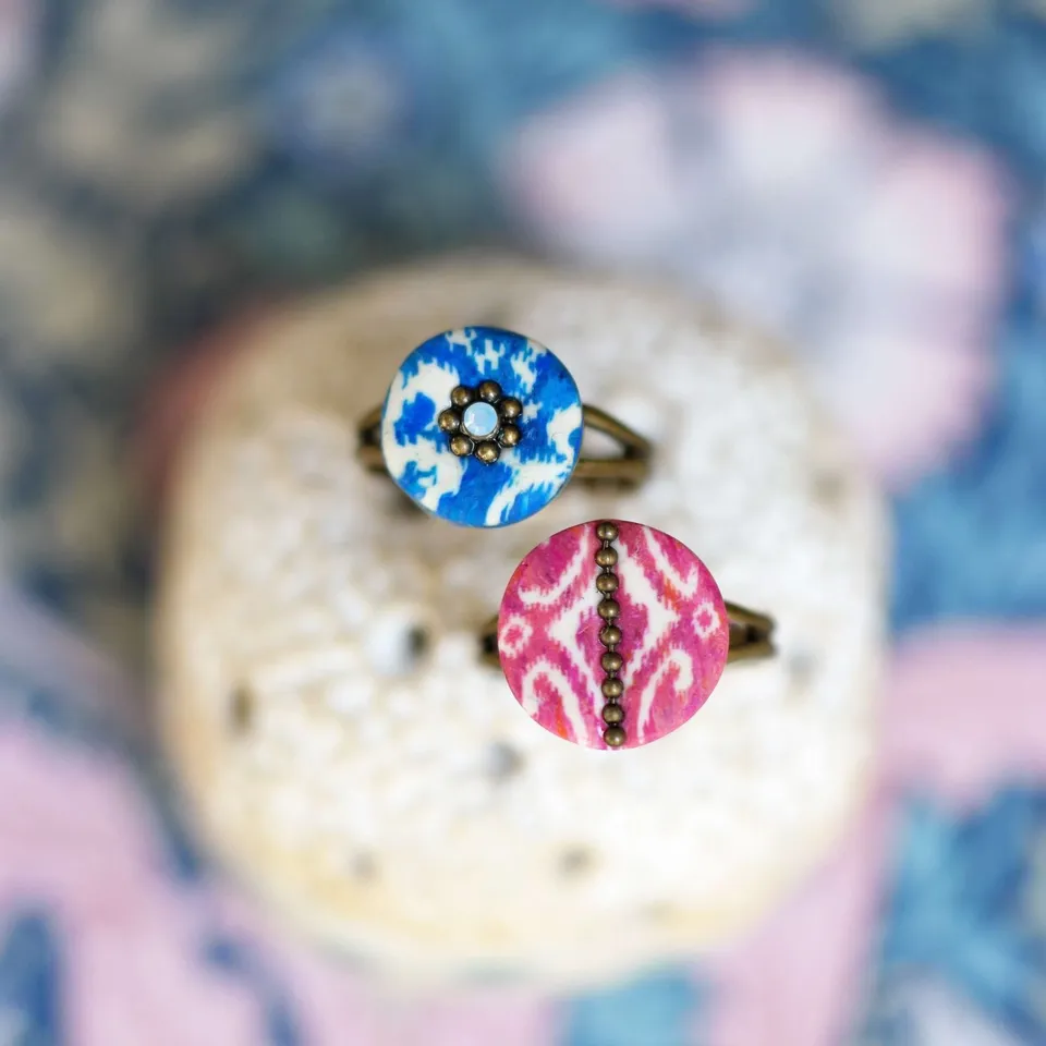 11prunes-nilufar-bague-ajustable-laiton-ikat-bleu-cabochon-rond image 1