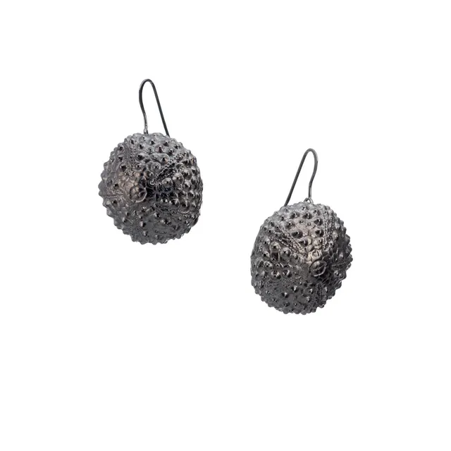 agapi-seastories-big-urchin-boucles-pendantes-oursin-rhodium-noir image 1