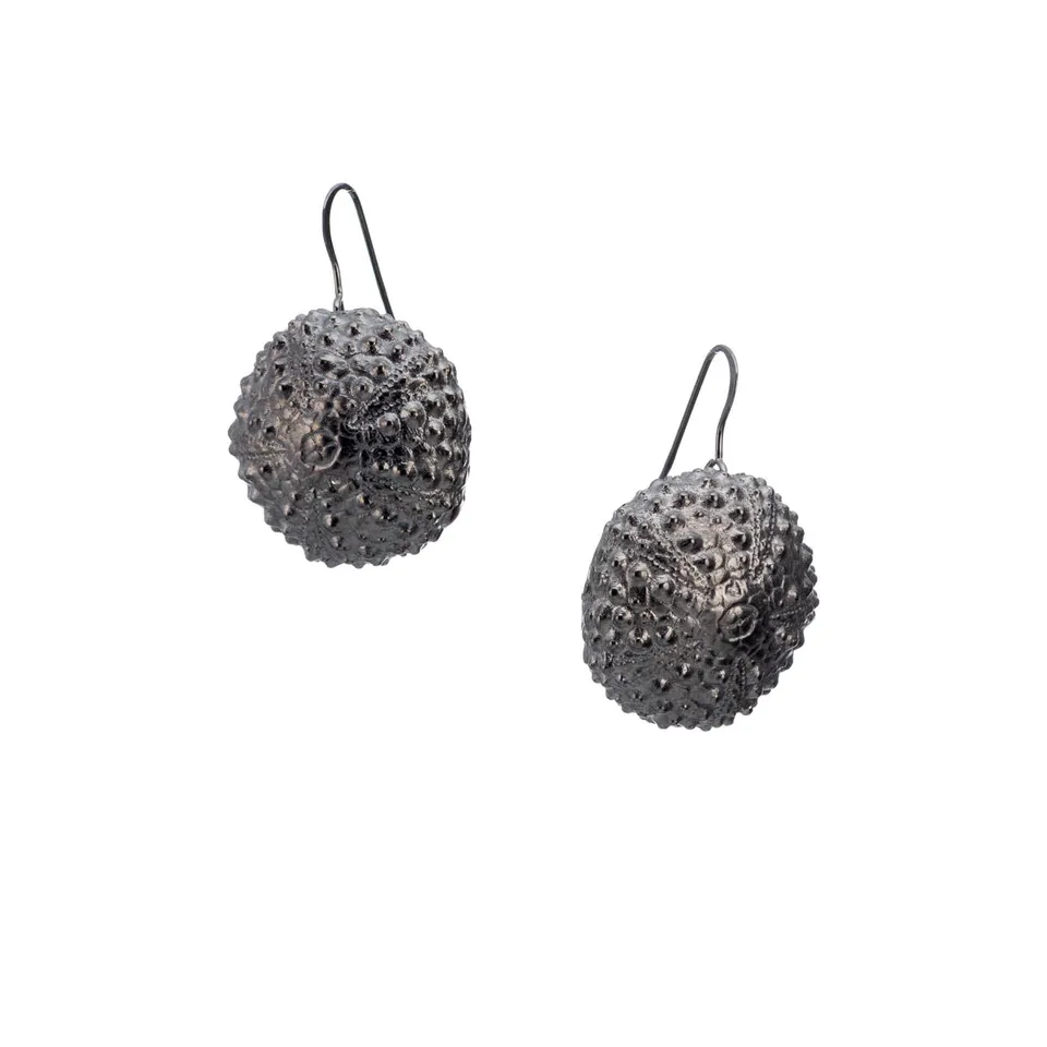 agapi-seastories-big-urchin-boucles-pendantes-oursin-rhodium-noir image 1