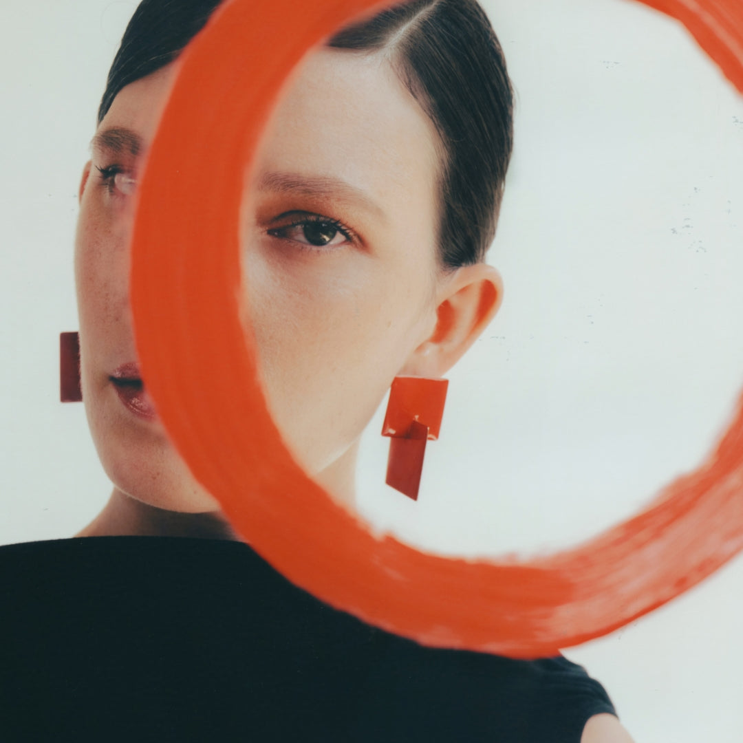 agapi-bau-jewels-semisquare-boucles-pendantes-rouge-mail image 2