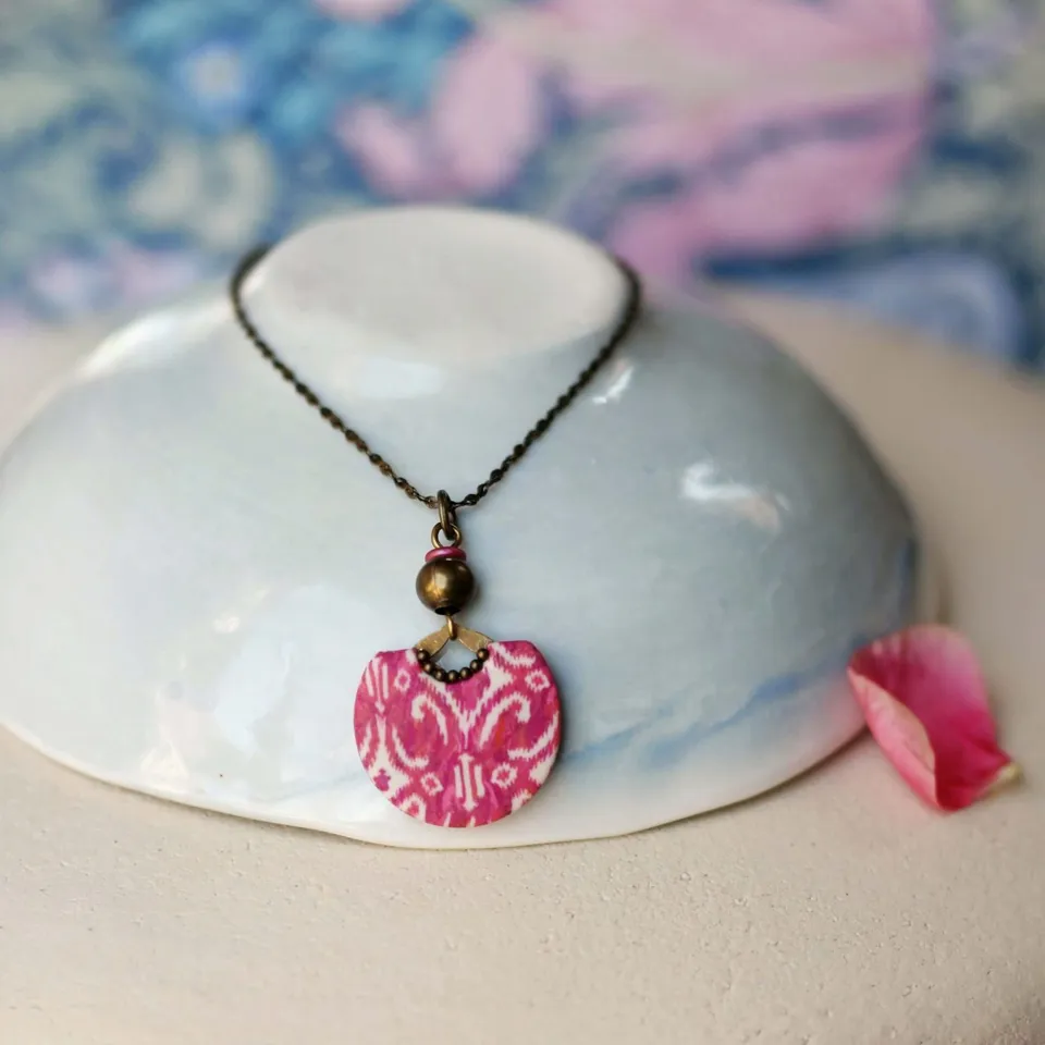 11prunes-nilufar-collier-laiton-pendentif-ikat-magenta-42-cm image 1