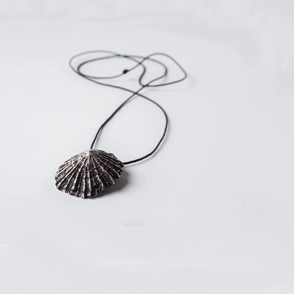 agapi-seastories-big-wild-limpet-collier-cordon-argent-oxyd-noir image 1