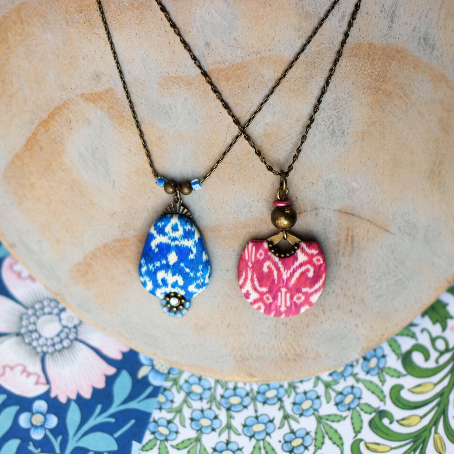 11prunes-nilufar-collier-pendentif-ikat-bleu-en-laiton image 3