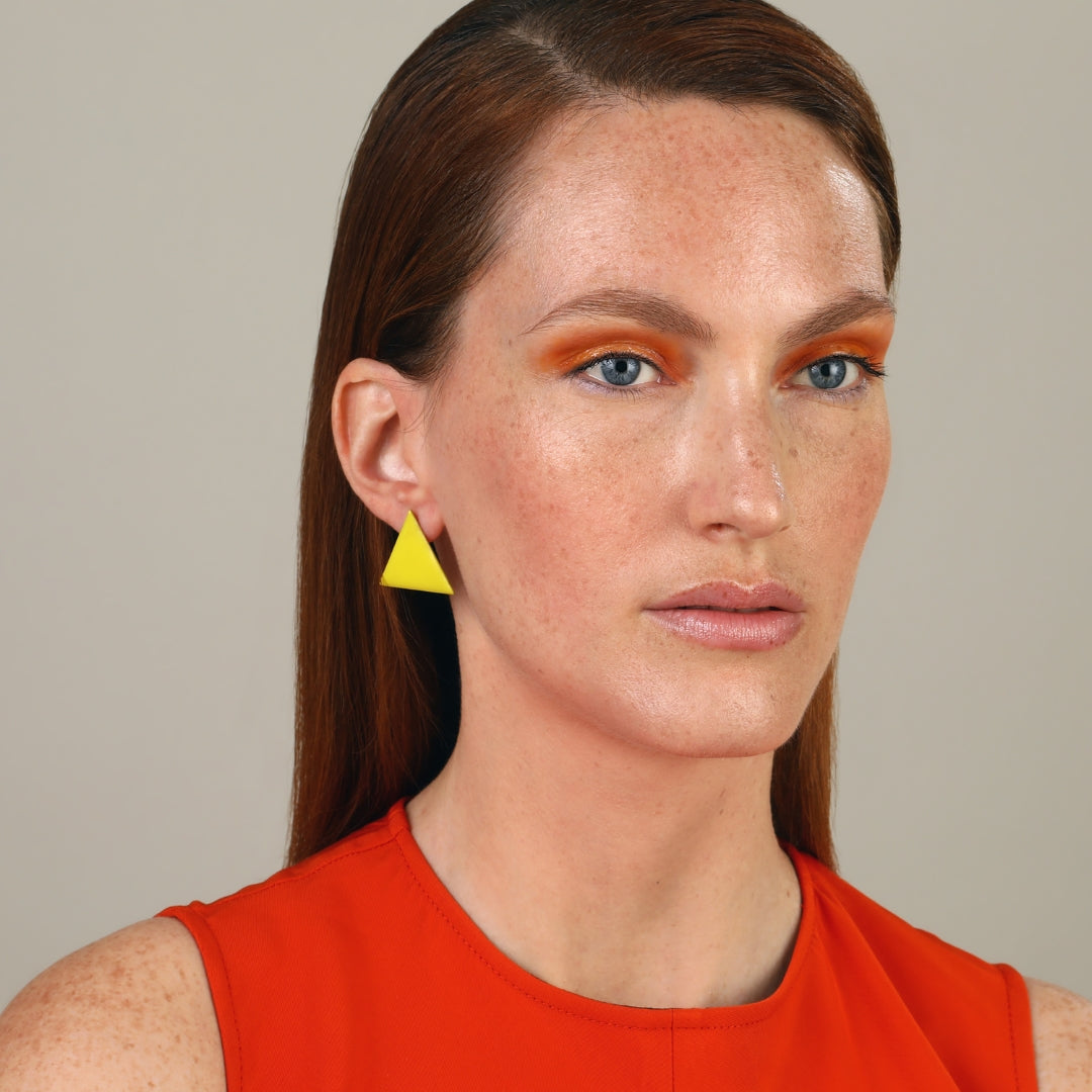 agapi-bau-triangle-clous-d-oreilles-mail-jaune image 2