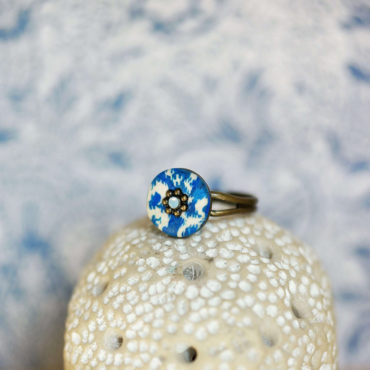 11prunes-nilufar-bague-ajustable-laiton-ikat-bleu-cabochon-rond image 4