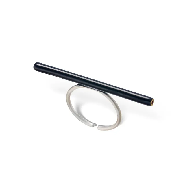 agapi-bau-jewels-line-bague-r-glable-noire-mail-argent-925 image 1