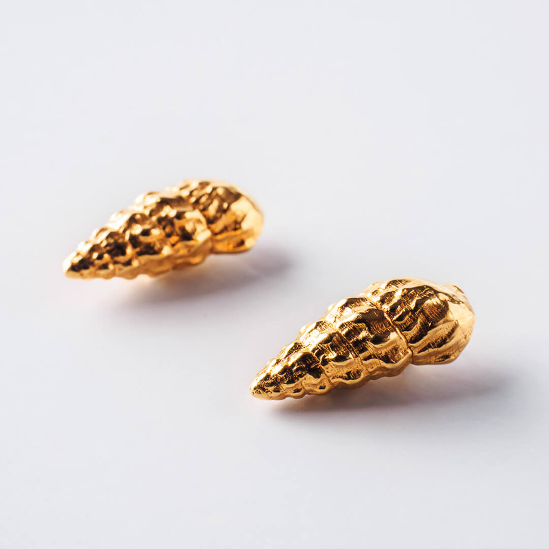 agapi-seastories-wild-seashell-clous-oreilles-plaqu-or image 3