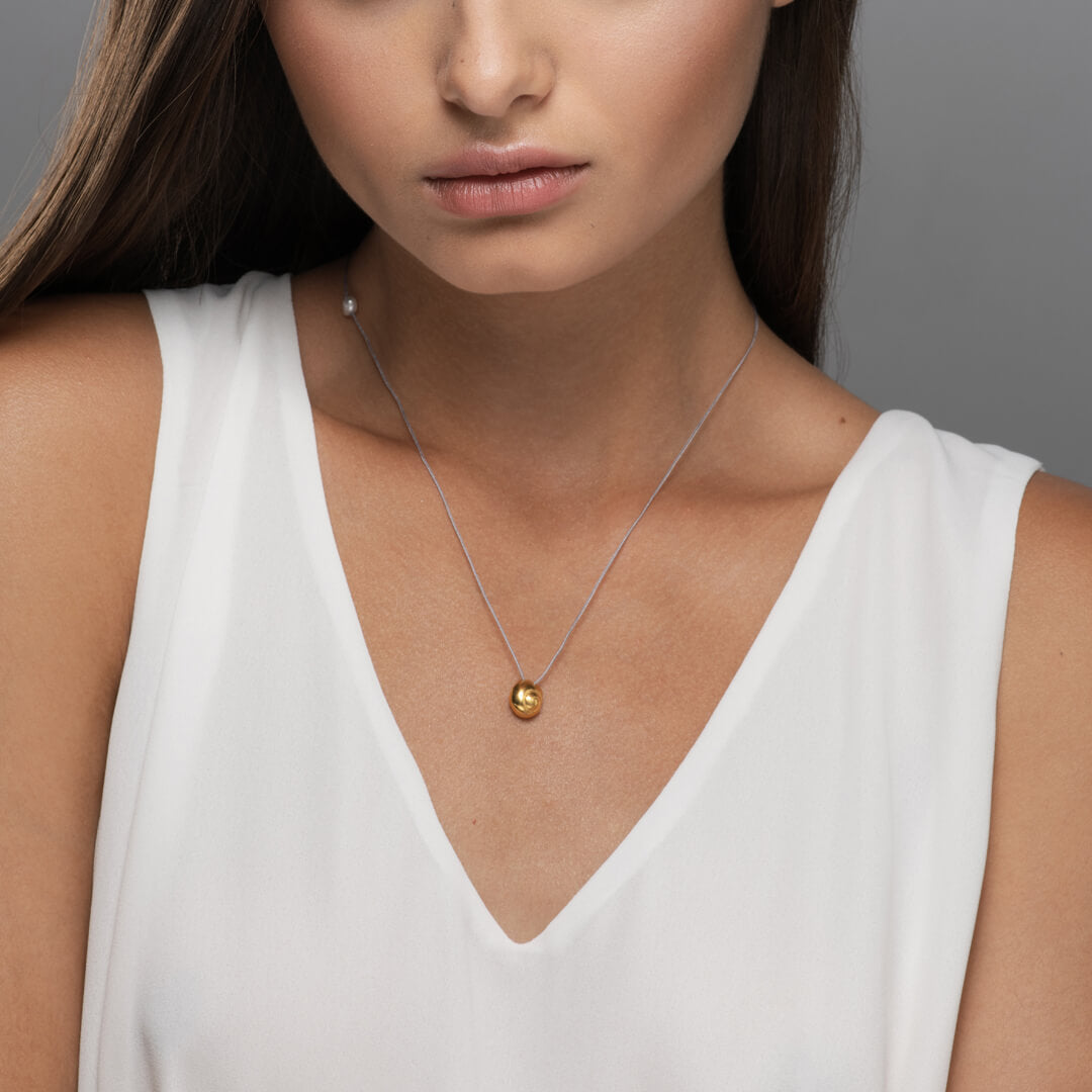 agapi-seastories-sea-snail-collier-cordon-dor-argent-925-perles image 2