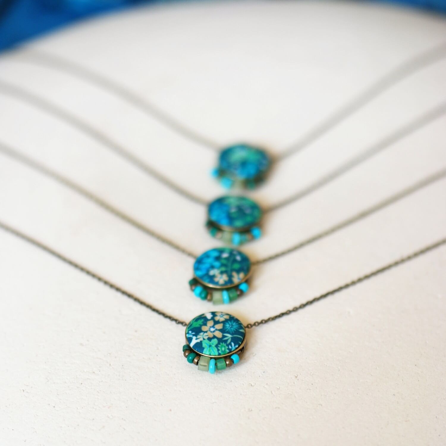 11prunes-amicie-collier-court-laiton-cabochon-floral-vert image 2